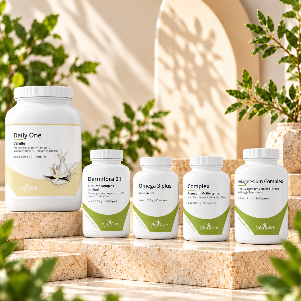 VitaCare Produkte auf hellen Steinpodesten: Daily One Vanille, Darmflora 21+, Omega 3 plus, Complex, Magnesium Complex
