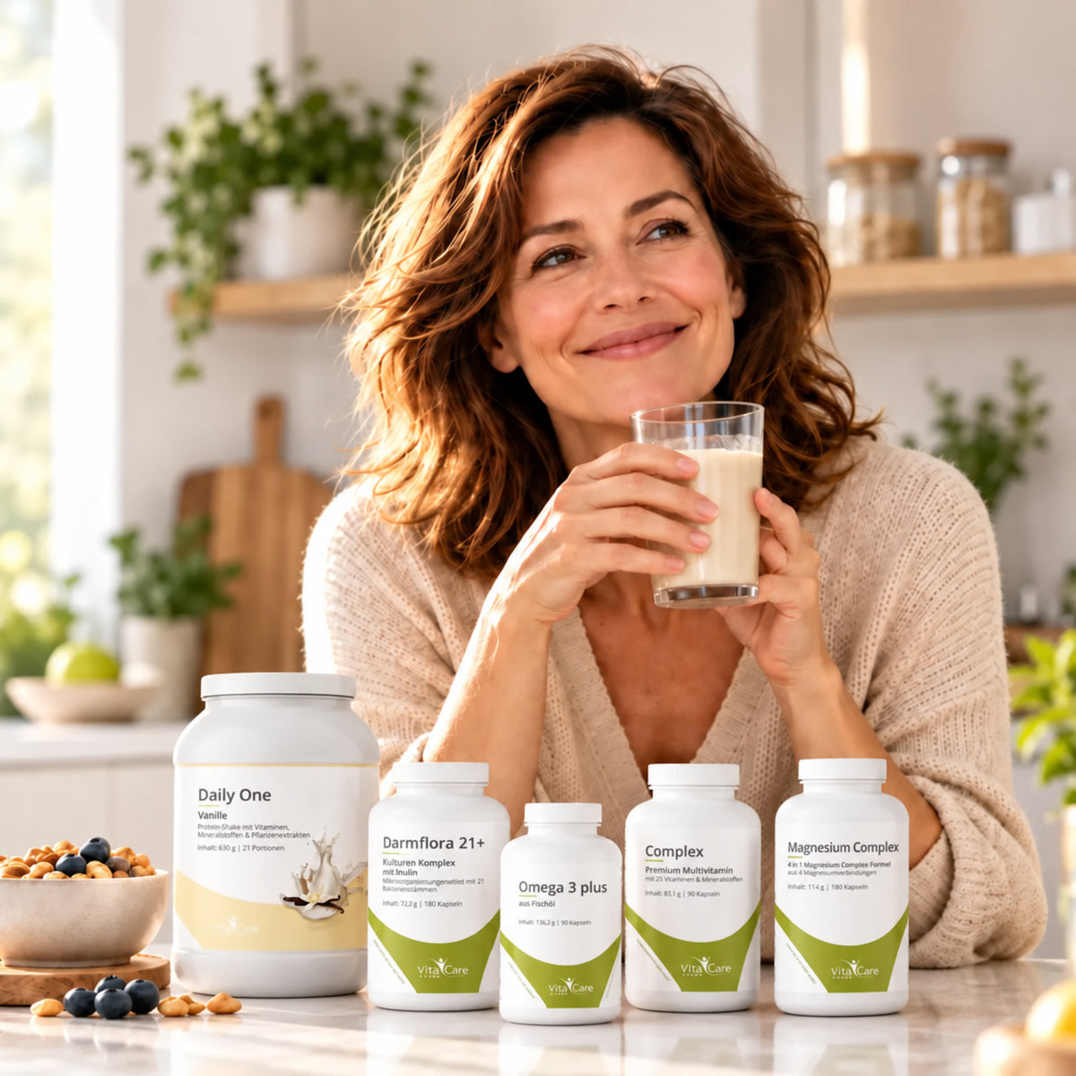 VitaCare Produkte mit Frau und Daily One Shake