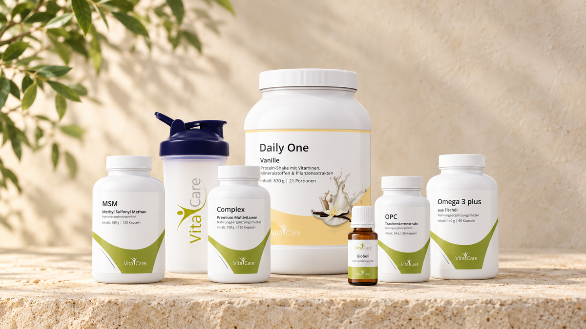 VitaCare Stoffwechselkur mit Daily One Vanille, Shaker und Nahrungsergänzungen auf heller Steinfläche